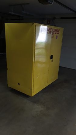 Flammable cabinet