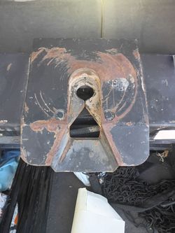 A FIFTH WHEEL HITCH (CHEAP) 175$
