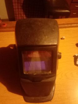 Auto welding helmet