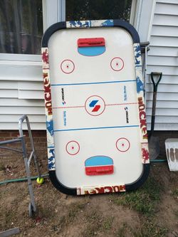 Air hockey table