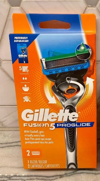 Gillette ProGlide Razor Men 5 Blade Manual Razor, 1 Handle and 2 Blade Refills. Gift-giving condition. New