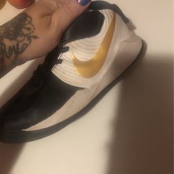 White and Black Nikes Size 2.5…30$ NOW 20$!!!!!
