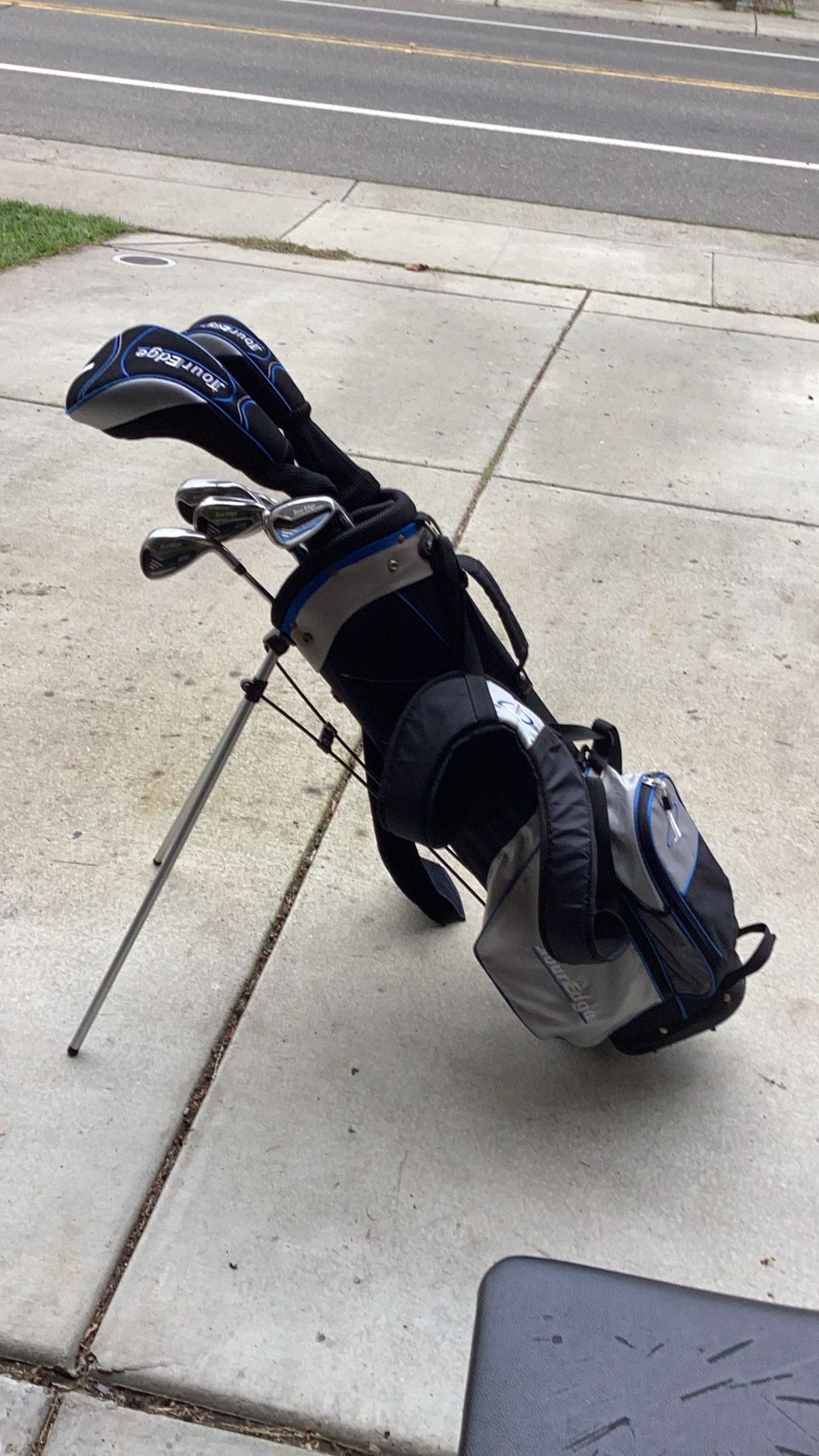 Tour Edge HP 25 Junior Complete Set Of Golf Club With Tour Edge Super Light. Bag Almost new excellent condition