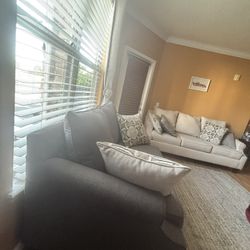 🔥 Sofa + 2 Accent Chairs – Excellent Condition – Priced to Sell Fast 🔥