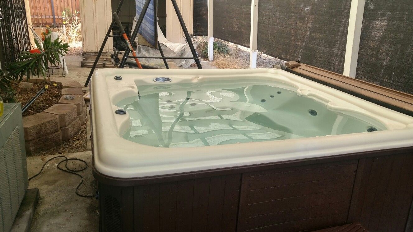 Viking Eclipse 7'x7'x35" Plug-n-Play hot tub spa jacuzzi - 6 seat lounger