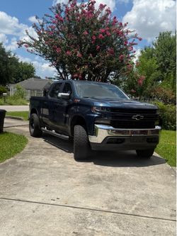Silverado 2022 z71 v8 4x4 si 108-00 millas título limpio