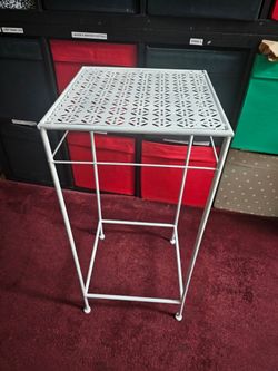 METAL LIGHTWEIGHT TABLE IN NORWALK
