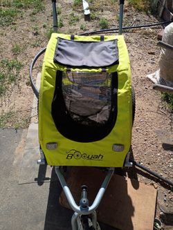 Dog stroller/cat stroller has a built in leash