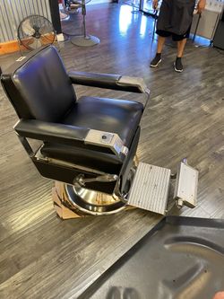 Koken barber chair good condition. Does Not Leak Oil I Just Laid It On It’s Side Before Picture To Tighten Everything Up. Come And Take A Look At It.