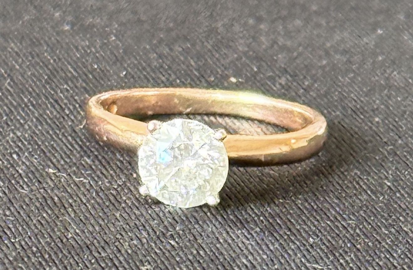 Women’s engagement ring (Certified, Natural Round Diamond Solitaire Ring)