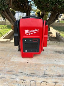 Milwaukee M18 hot shot jump starter
