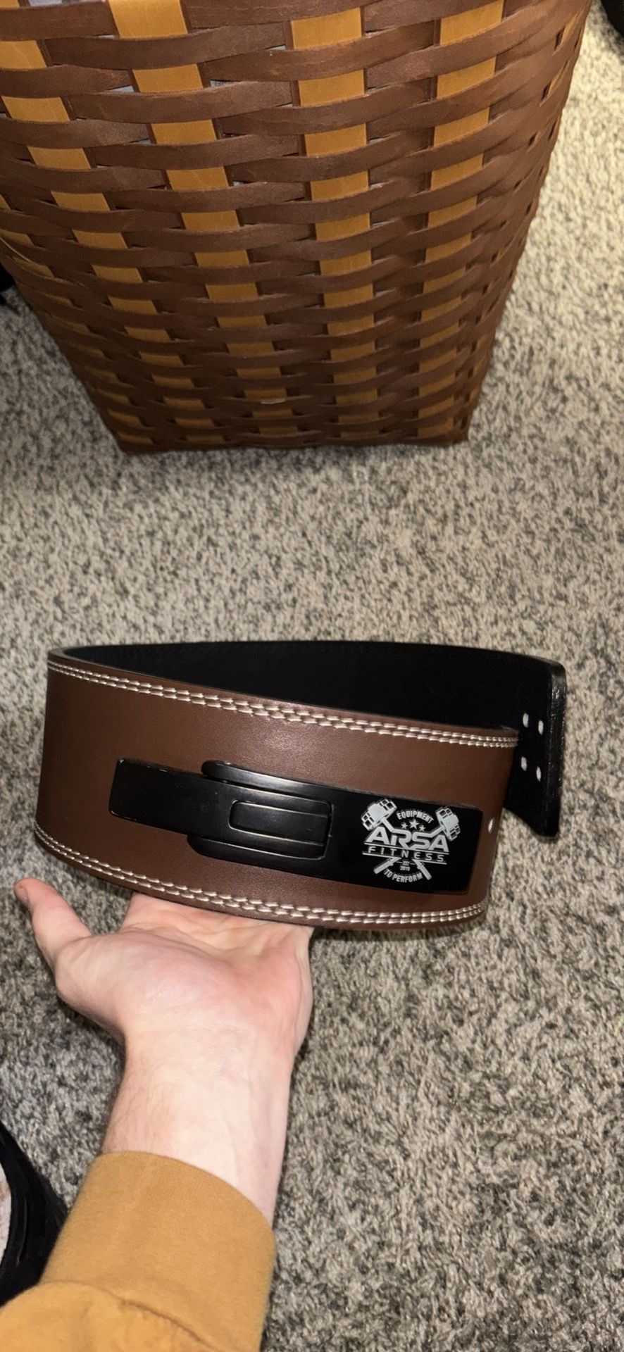Adjustable weightlifting belt used once