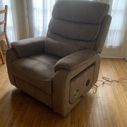 Ergonomic Electric Massaging Recliner