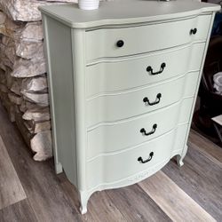 🌟Vintage Treasure! 5-Drawer Dresser🌟