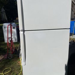 Whirlpool refrigerator top and bottom works excellent with icemaker no issues $149