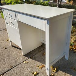 Gorgeous Pottery Barn Style Solid White Desk in Excellent Condition.