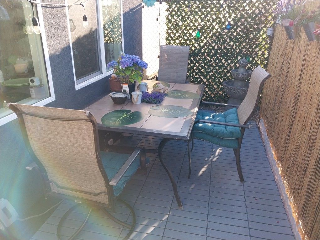 Patio Table W 4 Chairs