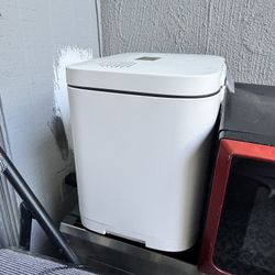 4L electric kitchen composter. It transforms food waste into a nutrient 