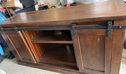 Entertainment Center/TV Stand