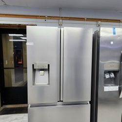 HISENSE  NEW 3 DOOR REFRIGERATOR  WITH BOTTOM ICE MAKER 1 YEAR WARRANTY/1 AÑO DE GARANTIA POR ESCRITO  