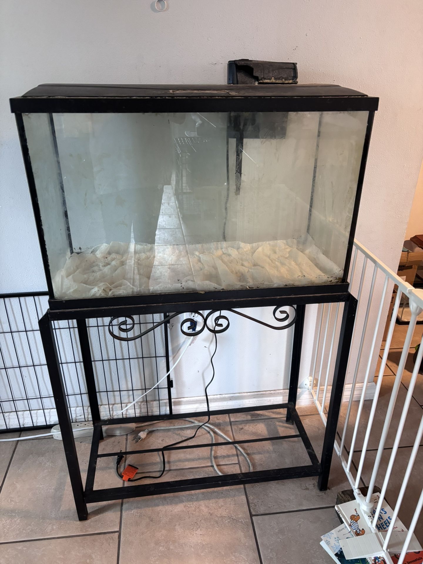29gal Fish tank (as is-needs cleaned)
