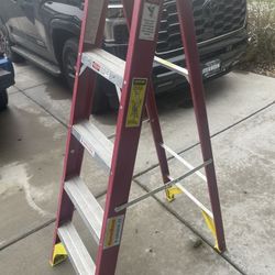 Werner 5 ft. H Fiberglass Step Ladder