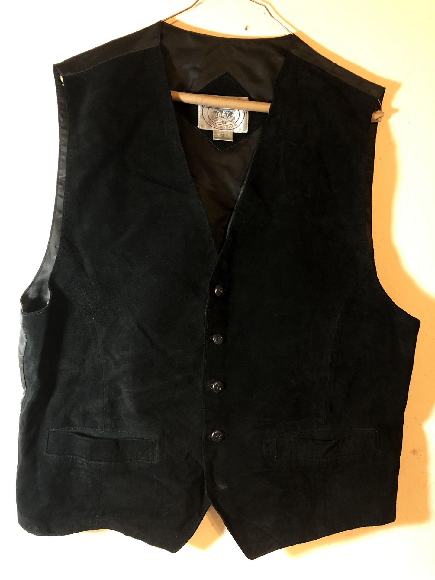 New Mens John Ashford Black Leather Vest Size “M” Front 100 % leather and Back 100 % Nylon Hablo Español