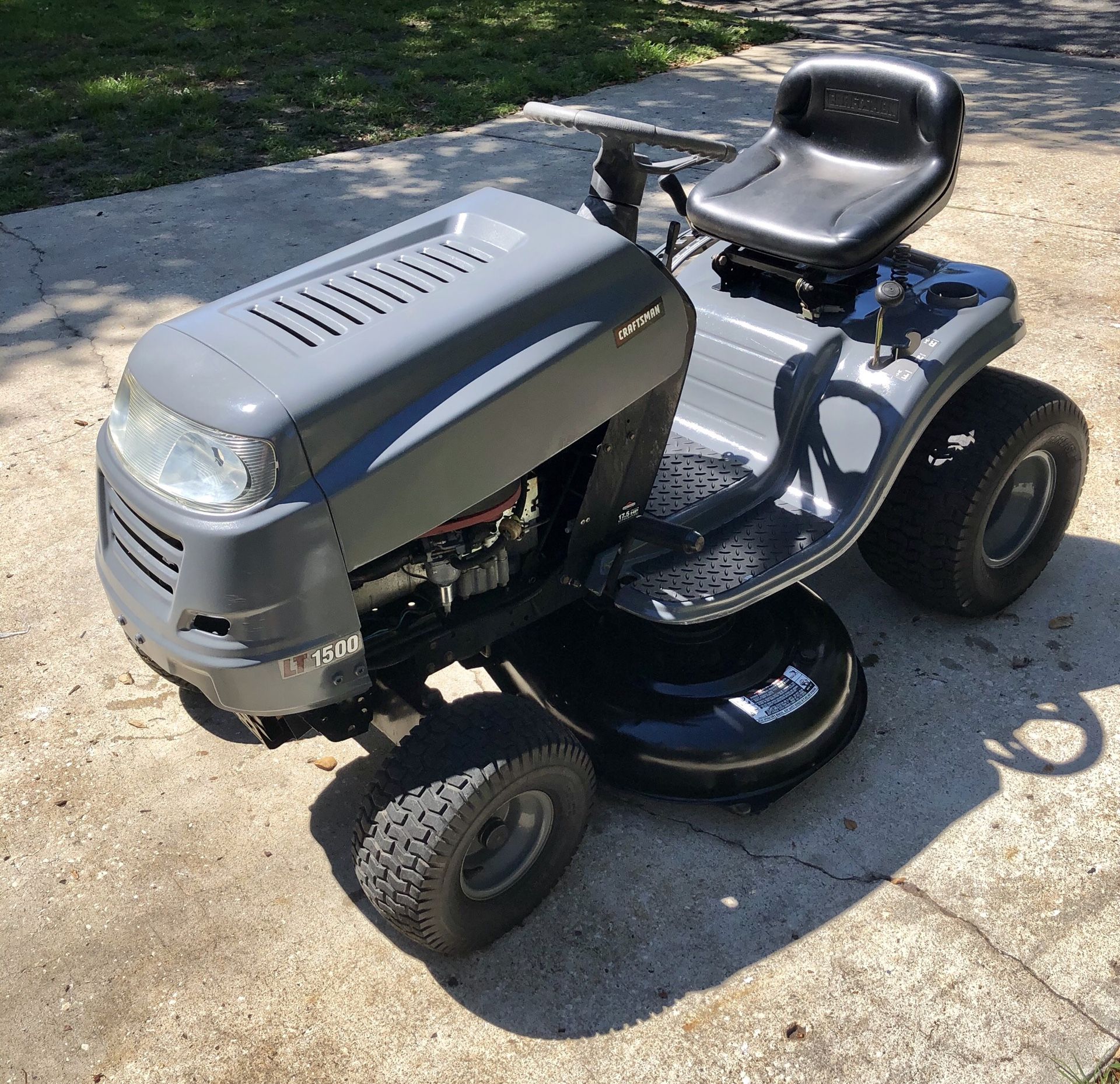 Craftsman LT1500 42” Cut Ride on Lawn Mower / Tractor for Sale in