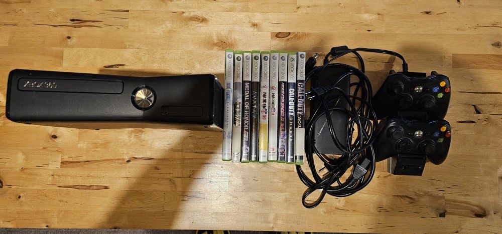 Xbox 360 4GB w/ 9 Games & 2 Controllers w/ Dock Charger