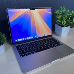 MacBook Air M2 (2022) – 13.6” – 8GB RAM / 256GB SSD – Excellent Condition