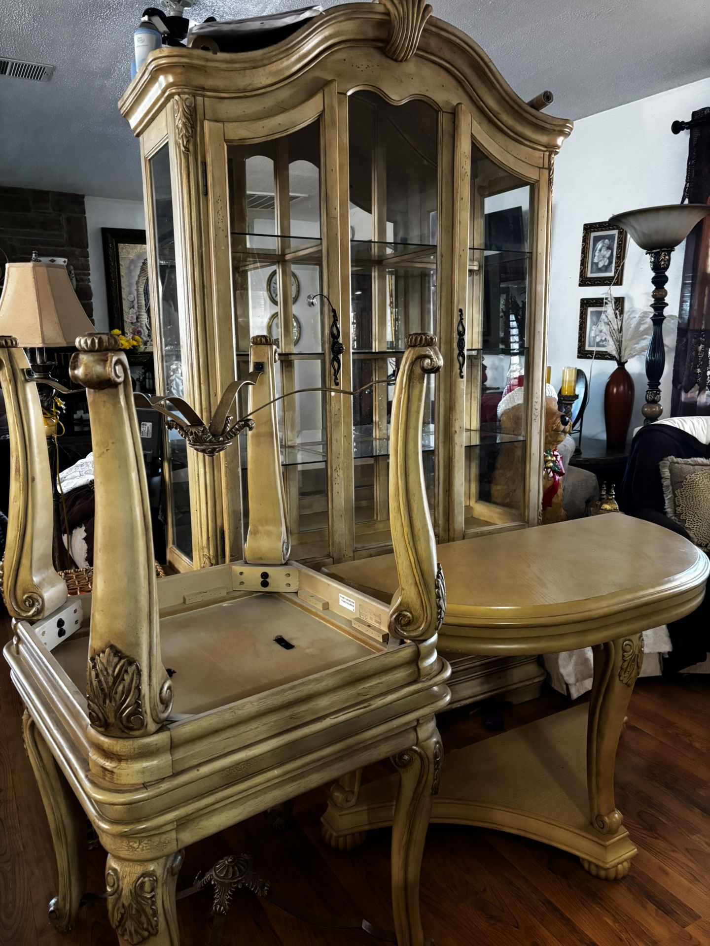 China, 2 End Tables READ DESCRIPTION