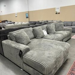 Lindyn Fog 3-Piece Sectional With Chaise 