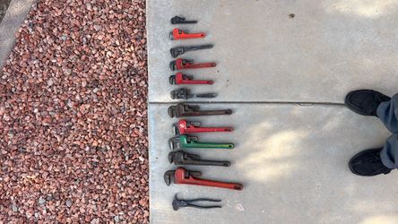 Pipe wrenches