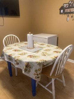 Dining Room Table with Leaf And 2 Chairs 