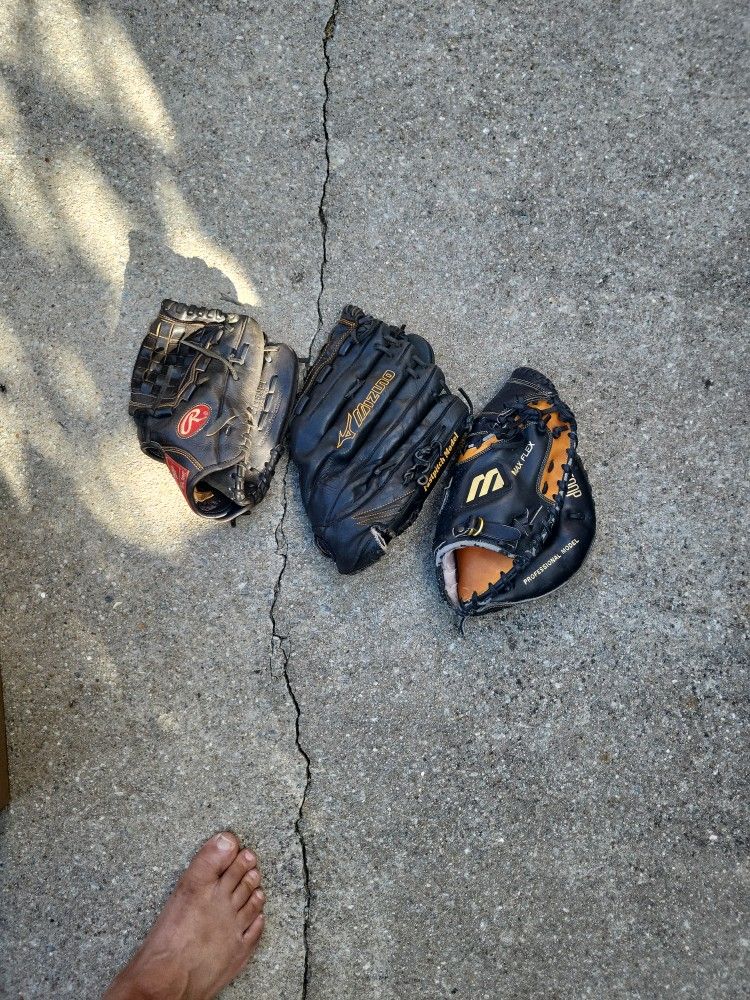 Leather Baseball ⚾️ Gloves/ ONLY 3
