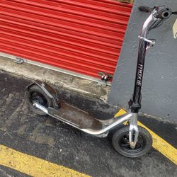 Moxie M8 Limited Edition electric scooter. ([[Needs charger or more)}}