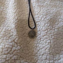 LABYRINTH PENDANT NECKLACE 