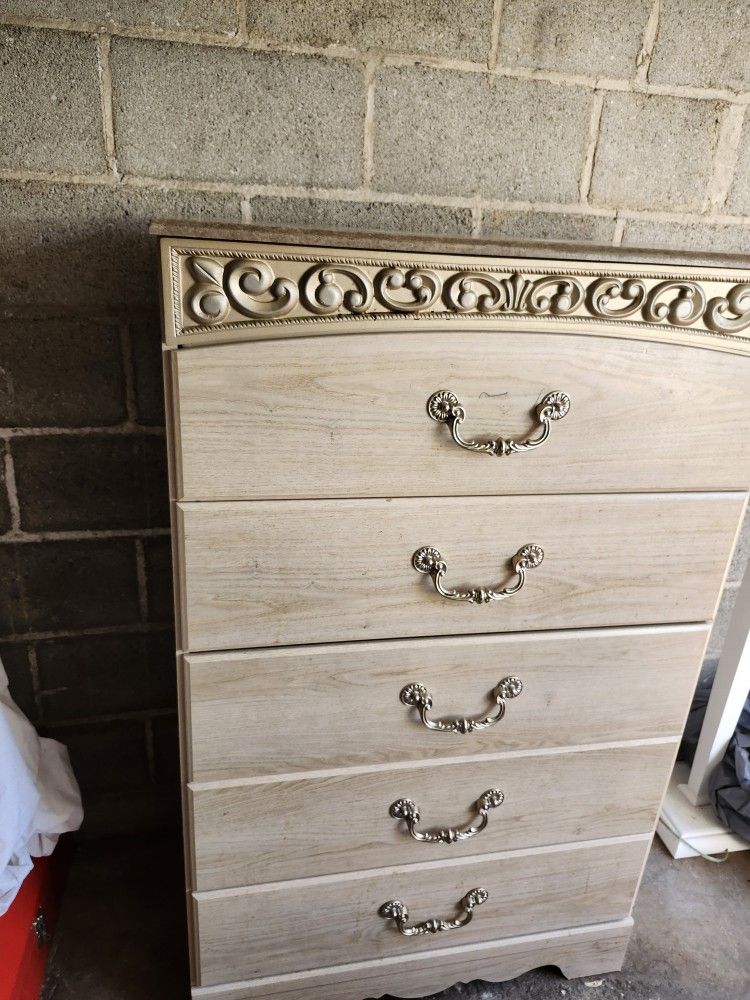 Dresser Long 32" W 16" High 51.5" Pick Up In Bridgeport