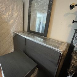 5PC BEDROOM SET PICK UP TODAY 