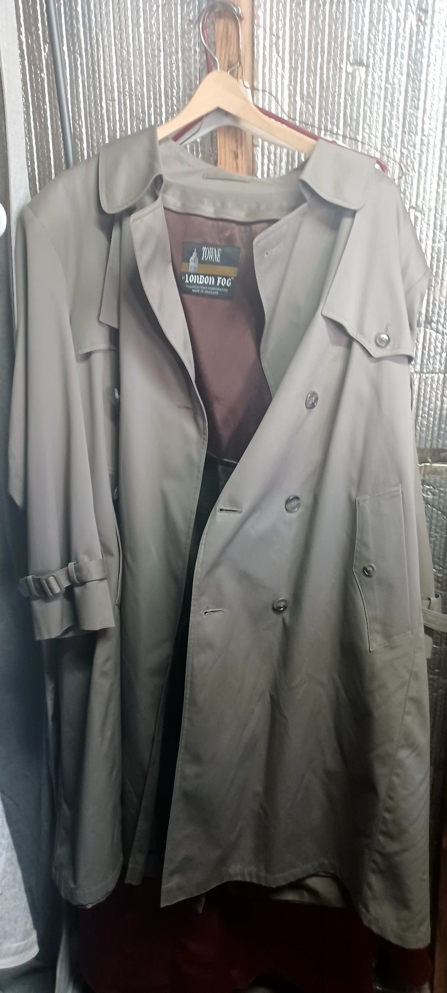 Handsome Hardly Ever Worn "LONDON FOG" Men's  "Towne" Trench Coat.