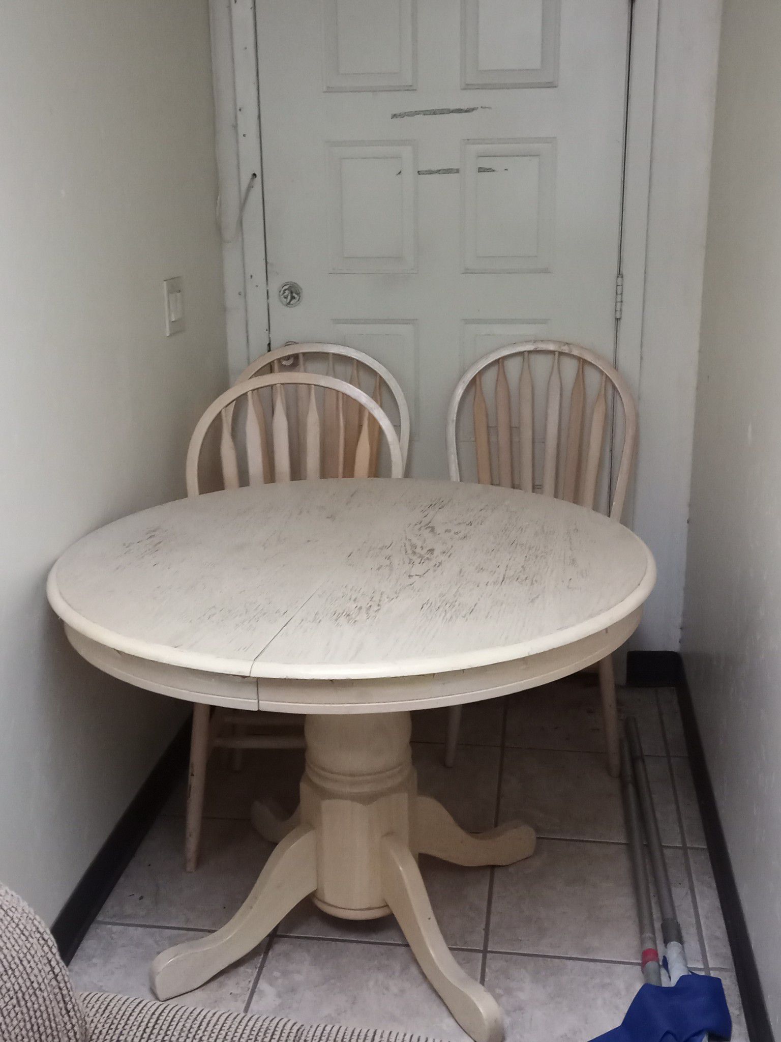 Table wooden antique 4 chairs... Also extends