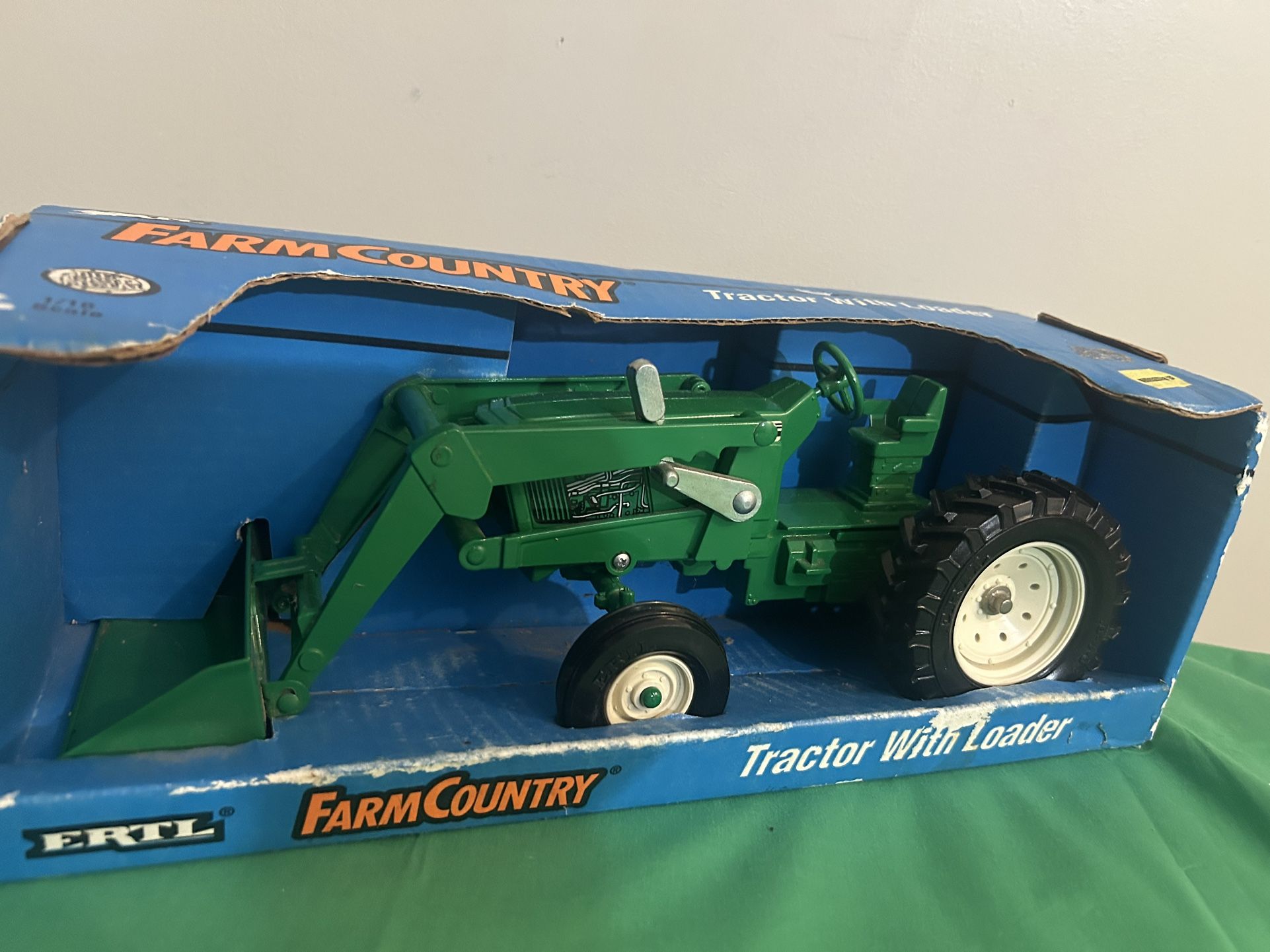 ERTL  Tractor 517 W/Loader 1/16 Scale 1994 Ertl Farm Country Diecast NIB