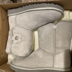 UGG  w bailey button poppy