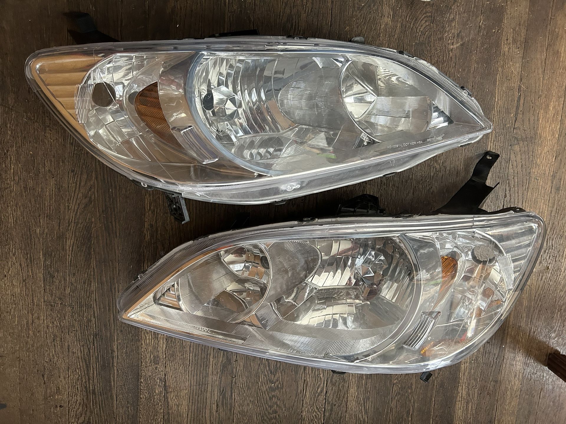 Honda Civic Head Lights Set( I Believe Is For 2002/2005 )
