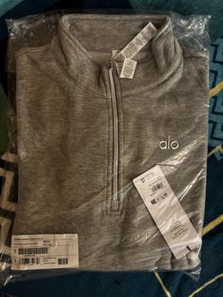 Alo Quater Zip Size M (Brandnew/Nuevo)