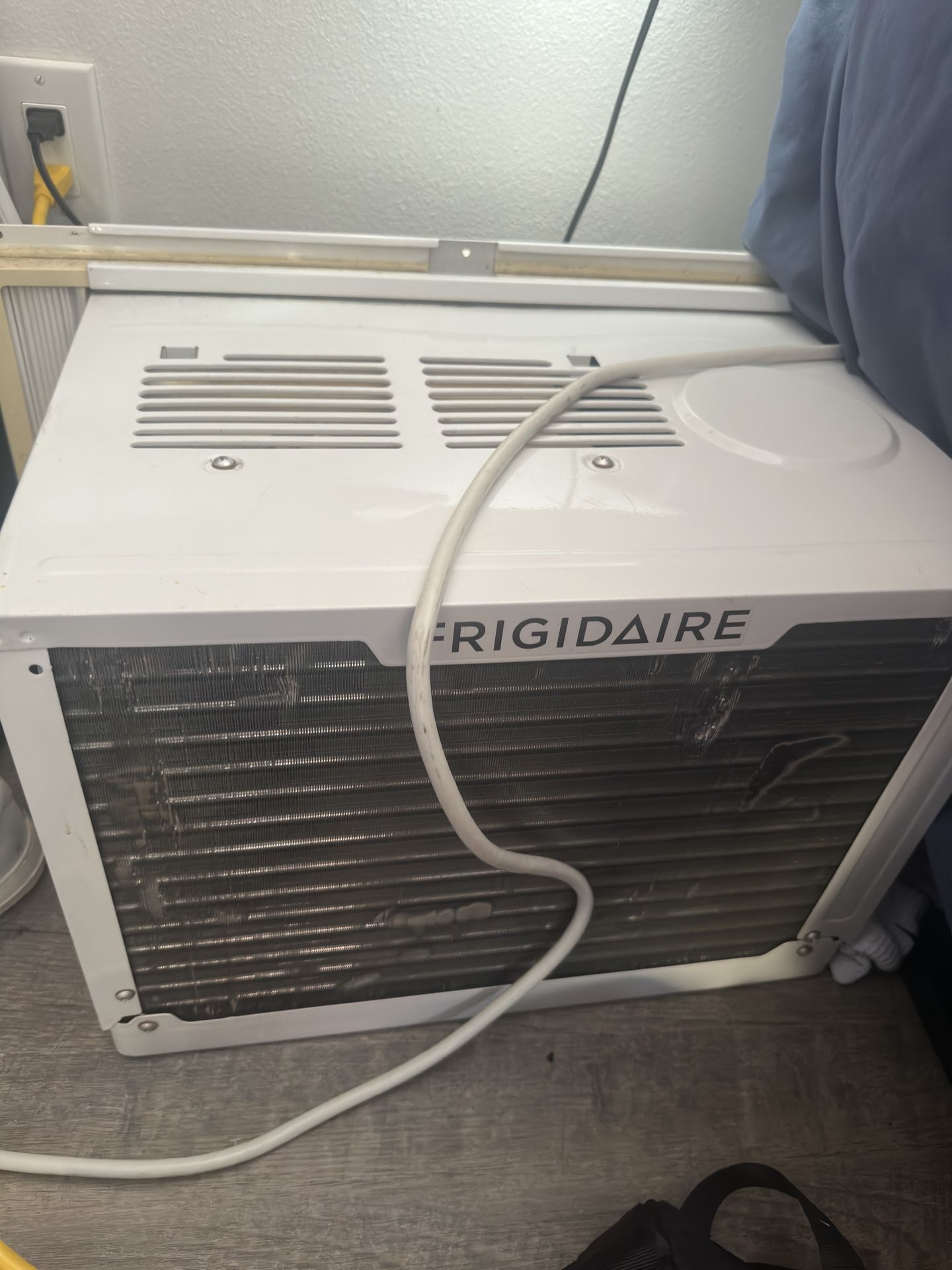 Window AC + Mounting Bracket