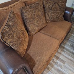 1 Sofa Leather and Fabric In Excellent Condition 