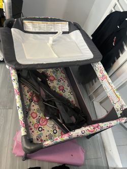 Baby Trend Lil' Snooze Nursery Center Play Yard