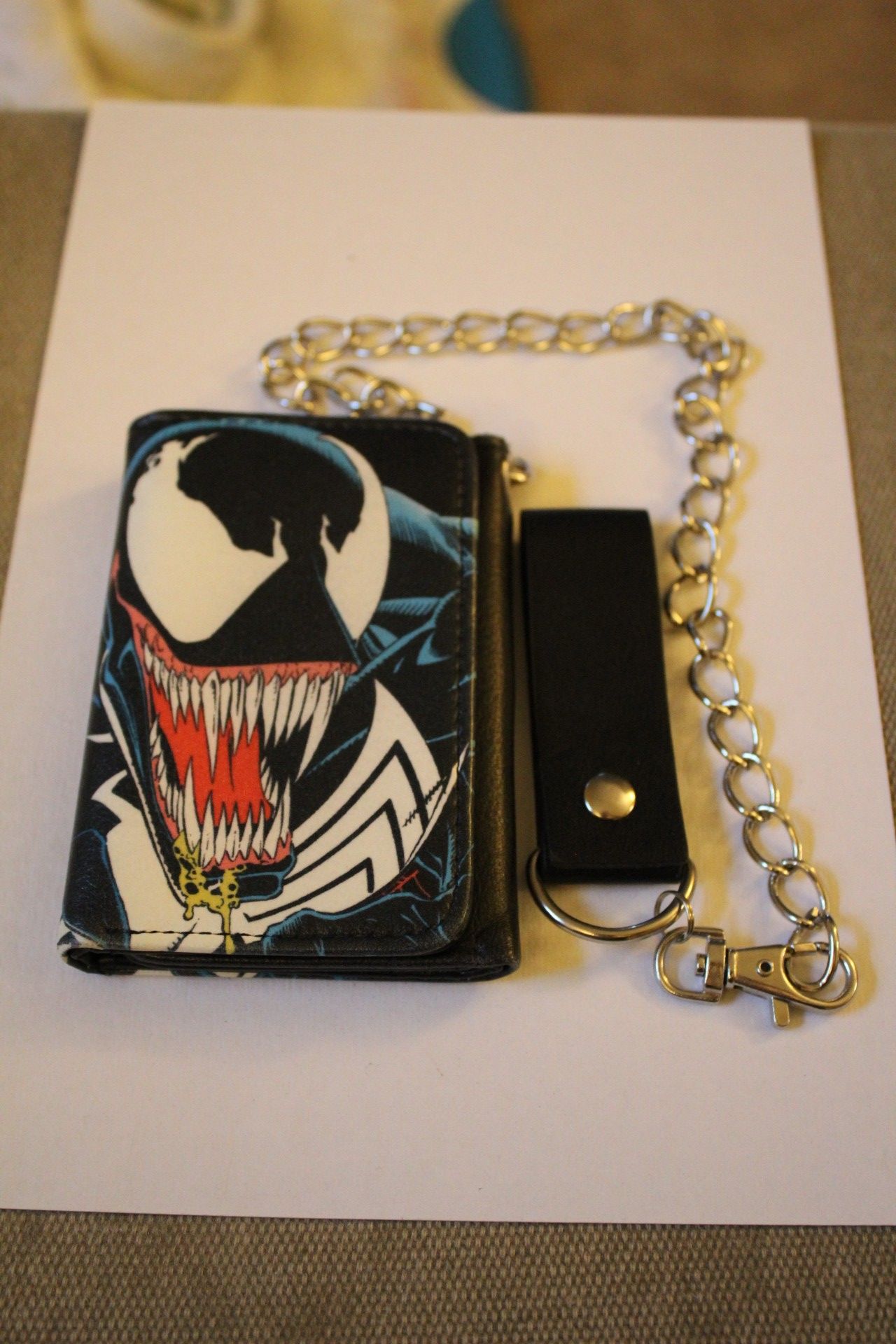 Marvel's Venom tri-fold wallet w/snaps and chain with belt loop