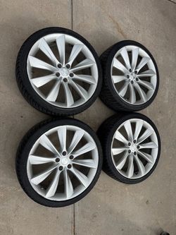 2019 Tesla Model S 21” wheels and winter tires 5x120 bolt pattern